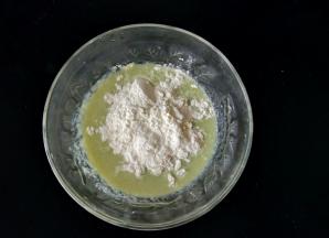 把丝瓜猪肉泥倒入碗里，再加入适量面粉和一丢丢盐。