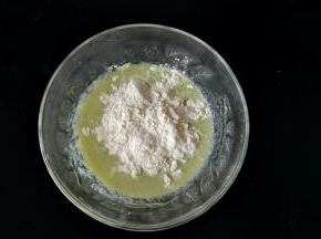 把丝瓜猪肉泥倒入碗里，再加入适量面粉和一丢丢盐。