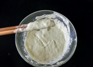 要一边搅拌一般观察，只要提起筷子，面糊不容易低落即可。