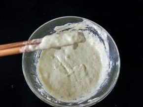 要一边搅拌一般观察，只要提起筷子，面糊不容易低落即可。