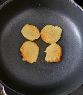 锅烧热放适量花生油，然后用勺子舀一勺面糊下去，小火煎至两面金黄。