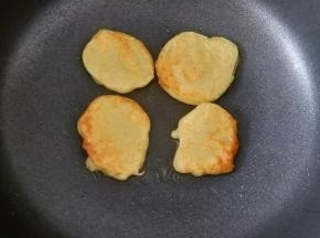 锅烧热放适量花生油，然后用勺子舀一勺面糊下去，小火煎至两面金黄。