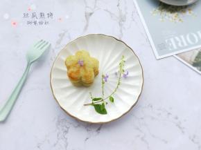 再用花型模具一片片压出，装盘。