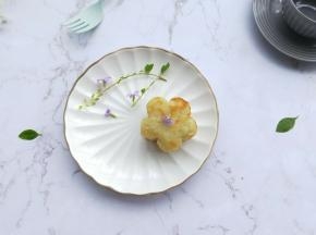 还没压得几个，小宝贝在旁边就已经忍不住要吃了，哈哈！