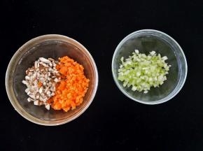 胡萝卜去皮切丁，西芹和香菇也分别切丁备用。