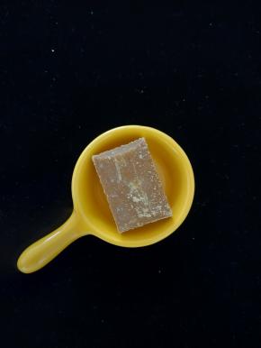 牛肉剁碎，加入适量料酒、淀粉、姜末和一丢丢盐，搅拌均匀。
咖喱提前放入微波炉加热半分钟。