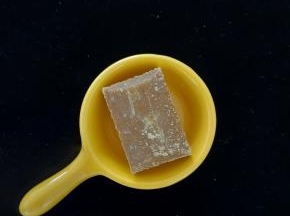 牛肉剁碎，加入适量料酒、淀粉、姜末和一丢丢盐，搅拌均匀。
咖喱提前放入微波炉加热半分钟。