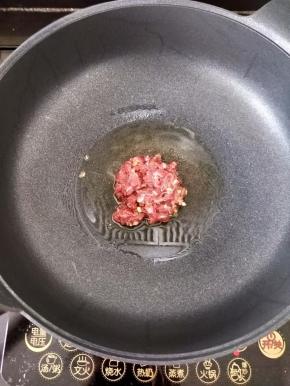 热锅凉油下牛肉，翻炒均匀。