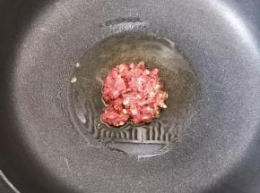 热锅凉油下牛肉，翻炒均匀。