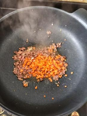 待牛肉变色后，放入胡萝卜。