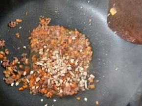 翻炒均匀后加入香菇丁。