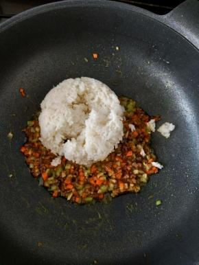 最后放入米饭，快速炒散。