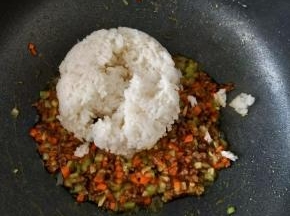 最后放入米饭，快速炒散。