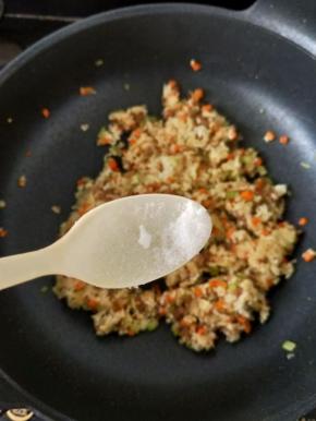 出锅前再加入一丢丢盐调味，翻炒均匀即可。