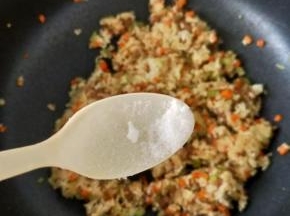 出锅前再加入一丢丢盐调味，翻炒均匀即可。