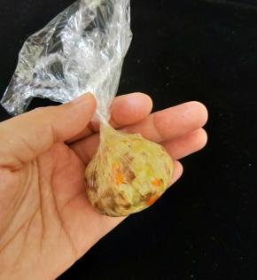 然后包起来，稍微拧紧，一个饭团就做好了。