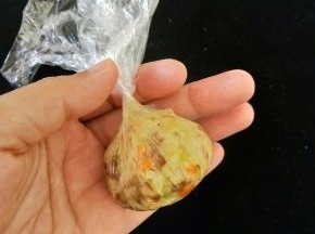 然后包起来，稍微拧紧，一个饭团就做好了。