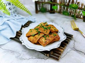 撒上葱花，盛出即可享用美味。