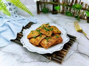 撒上葱花，盛出即可享用美味。