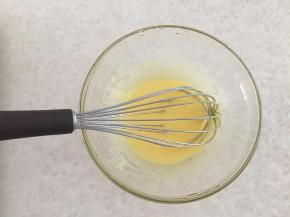 1.蛋黄加入细砂糖混合搅拌均匀。