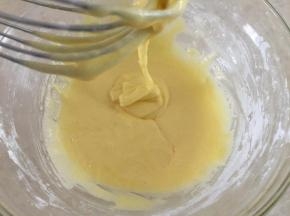 2.加入玉米淀粉搅拌均匀。