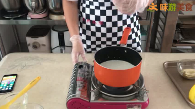 3.牛奶用小奶锅加热至微开。