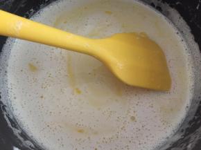 5.再把混合好的面糊重新装入奶锅中，加入软化的黄油，小火加热