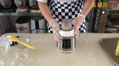 6.香蕉加入料理杯中，加入几滴柠檬汁打成泥