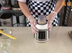 6.香蕉加入料理杯中，加入几滴柠檬汁打成泥