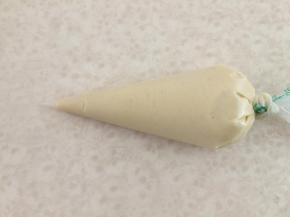 7.把香蕉泥和卡士达酱混合搅拌均匀，装入裱花袋中冷却备用。