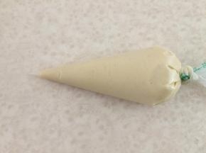 7.把香蕉泥和卡士达酱混合搅拌均匀，装入裱花袋中冷却备用。