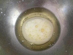 1.玉米油加入纯牛奶搅拌均匀。