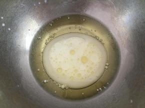 1.玉米油加入纯牛奶搅拌均匀。