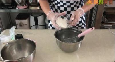 2.加入过筛的低筋面粉搅拌均匀。