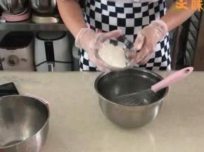 2.加入过筛的低筋面粉搅拌均匀。