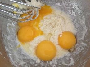 3.蛋清和蛋黄分离，蛋黄加入到刚才的面糊里搅拌均匀，蛋白放入无水无油的打蛋盆里。