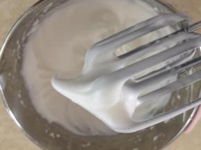 5.蛋白加入2滴柠檬汁，分3次加入细砂糖打到湿性发泡状态。