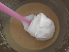 6.蛋白糊和蛋黄糊分3次混合翻拌均匀。