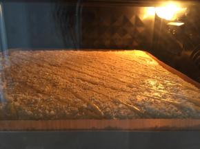 8.烤箱提前预热170度中层上下火25分钟。