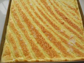 9.取出蛋糕胚冷却备用。