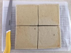 10.蛋糕胚冷却到手温状态，平均切成4份