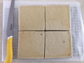 10.蛋糕胚冷却到手温状态，平均切成4份
