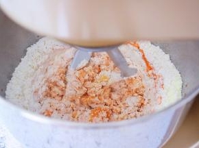 启动一档慢速揉面3分钟，再转三档快速揉面7分钟（共10分钟）