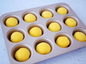 放入学厨12连圆形模具中