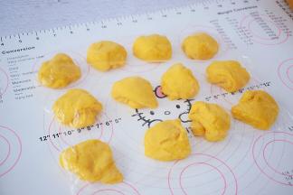 取出面团分成12份相同大小的面团，盖上保鲜膜醒发15分钟