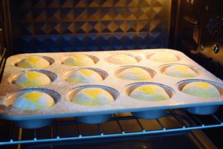 放入预热好的烤箱，上下火160度，中下层20分钟