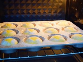 放入预热好的烤箱，上下火160度，中下层20分钟