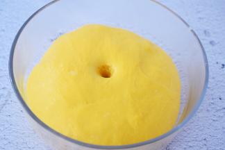 手指沾水或面粉戳一小洞，不反弹不回缩即发酵成功