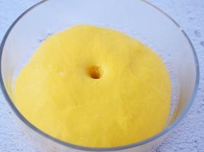 手指沾水或面粉戳一小洞，不反弹不回缩即发酵成功