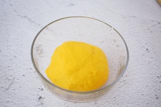 取出面团揉圆盖上保鲜膜放在温暖处发酵至两倍大左右